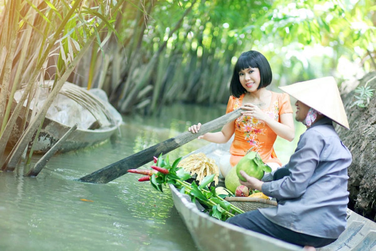 Viet Huong tre trung voi ao dai tren song nuoc mien Tay